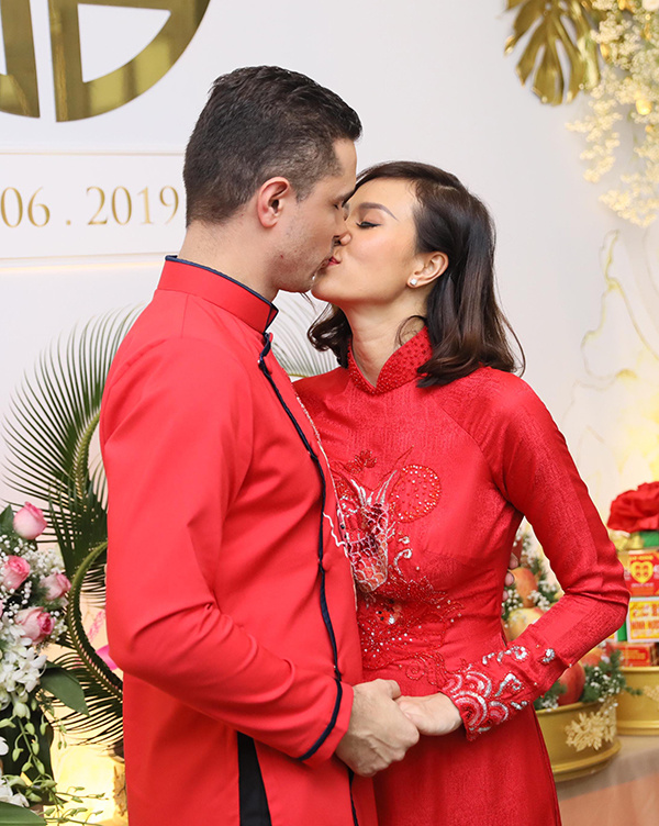 Vợ chồng Phương Mai ngọt ngào trong đám hỏi. Ông xã của nữ MC nổi tiếng tên là Marcin Miller sinh năm 1985, hiện là giám đốc một tập đoàn tư vấn tài chính nổi tiếng.