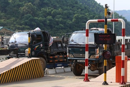 Ôtô đỗ trong trạm thu phí Hòa Lạc. Ảnh: Gia Chính