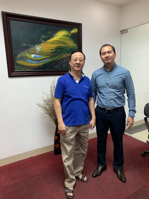 Ông Vương Duy Bảo - Cháu nội vua Mèo (áo xanh bìa trái) cùng luật sư bàn luận về chuyện Dinh thự họ Vương. (Ảnh: T.A.T).