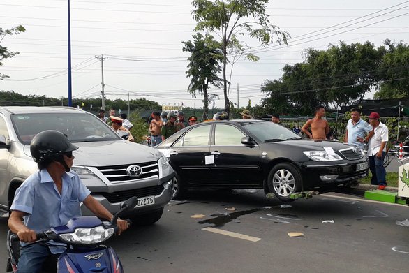 Chiếc xe của nhóm cán bộ Công an bị nhóm xăm trổ xì hơi, khống chế.