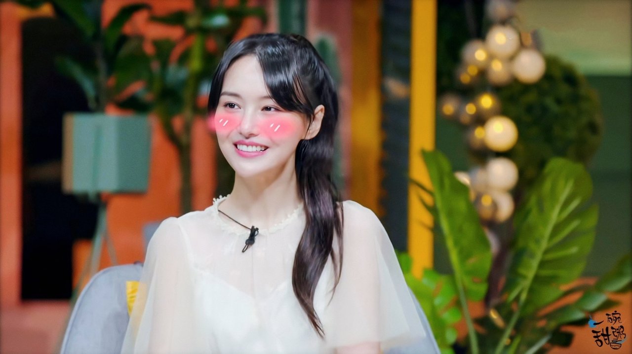 Trịnh Sảng khoe vẻ đẹp ngọt ngào trong một chương trình truyền hình.