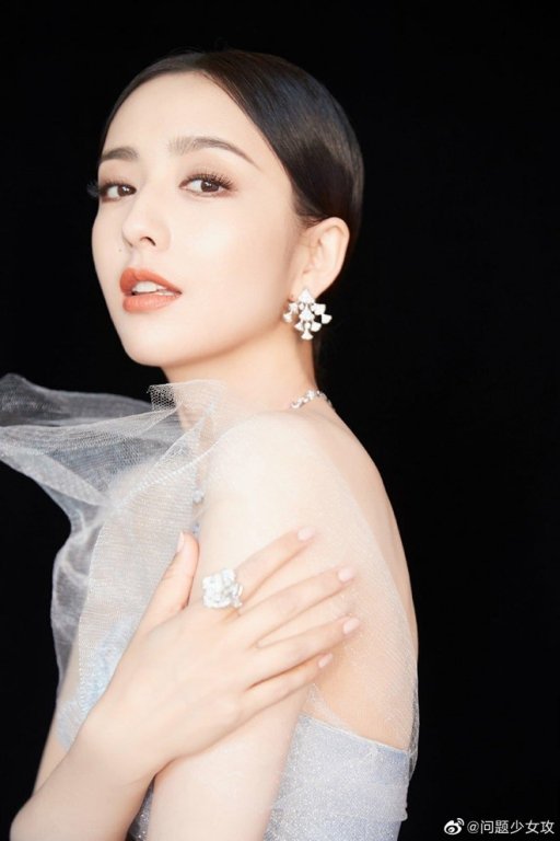 Với những bức ảnh được phía studio của Đồng Lệ Á đăng tải, cô xứng đáng là mỹ nhân Tân Cương đẹp nhất.