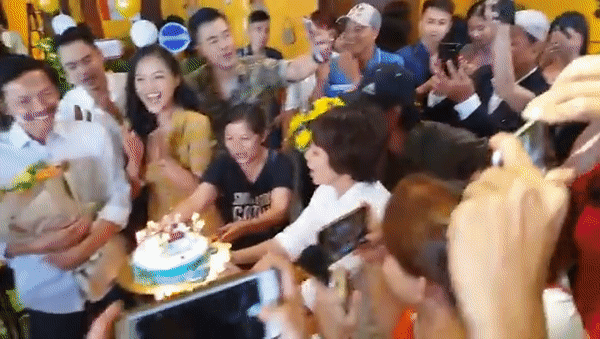 Nghệ sĩ Trung Anh suýt bật khóc khi được đoàn phim