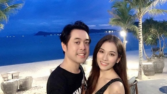 Dương Khắc Linh ăn tối cùng bà xã tại bờ biển.