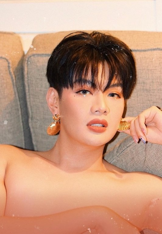 Đào Bá Lộc chụp ảnh theo phong cách gợi cảm.