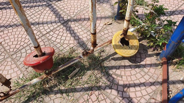 Nhiều đồ đạc, thiết bị có dấu hiệu bị hoen rỉ, hư hỏng.