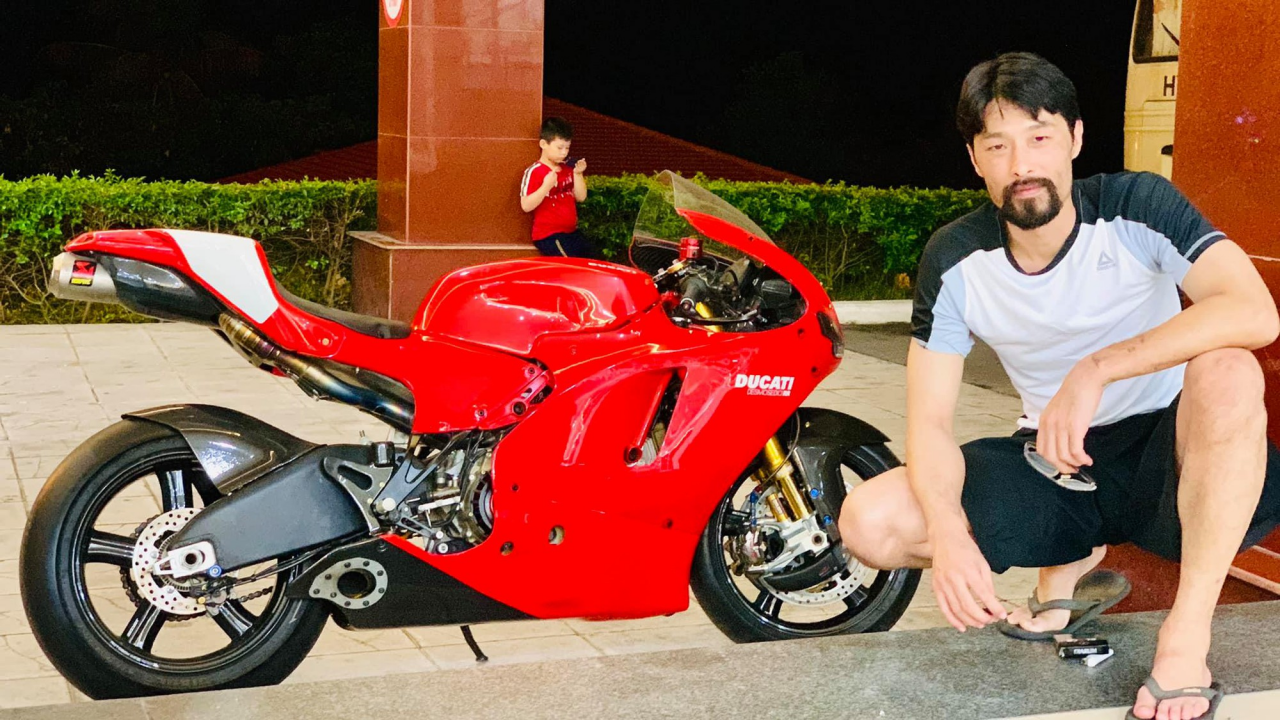 So với hình ảnh gây bất ngờ thời gian, Johnny Trí Nguyễn không còn vẻ hốc hác và trông có sức sống hơn hẳn. 