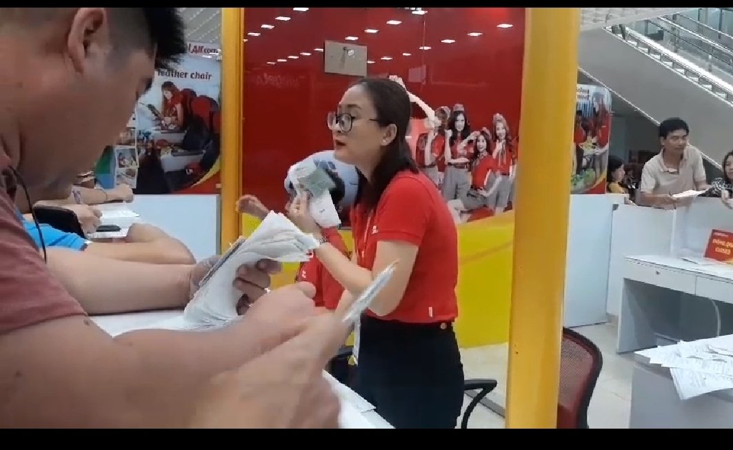 Nhân viên của Vietjet giải quyết thủ tục cho khách. (Ảnh: Báo Khánh Hòa).