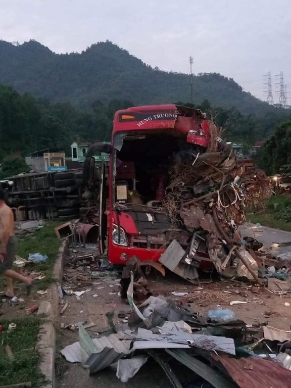 Thông tin ban đầu được biết, xe ô tô tải mang biển số Lào BKS UN – 8500 di chuyển theo hướng Sơn La – Hà Nội khi đến Km số 134+300 QL6 thì xảy ra va chạm với xe ô tô khách BKS 27B – 003.71 di chuyển theo chiều ngược lại.