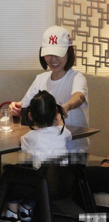  Gia đình Lâm Tâm Như rời nhà hàng sau khi dùng bữa xong.