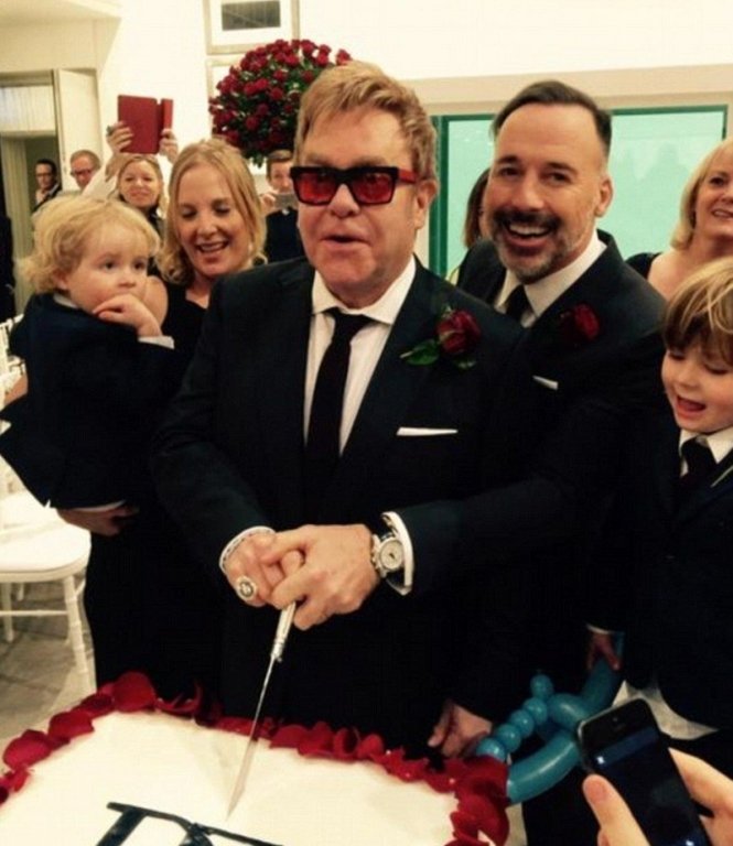moi-tinh-elton-john-va-david-furnish-pha-vo-moi-dinh-kien-ve-hon-nhan-dong-gioi