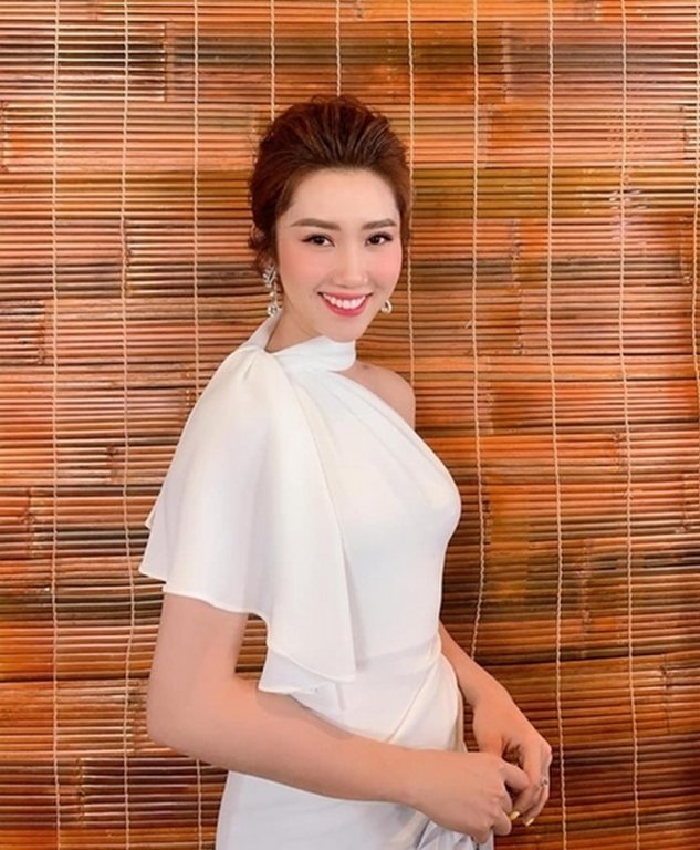 my-nhan-viet-mac-dep-tuan-qua