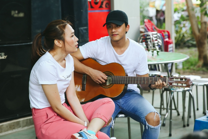 Mai Tài Phến bị bắt gặp nhìn Mỹ Tâm đầy tình tứ. Nam diễn viên trẻ từng cho hay: 