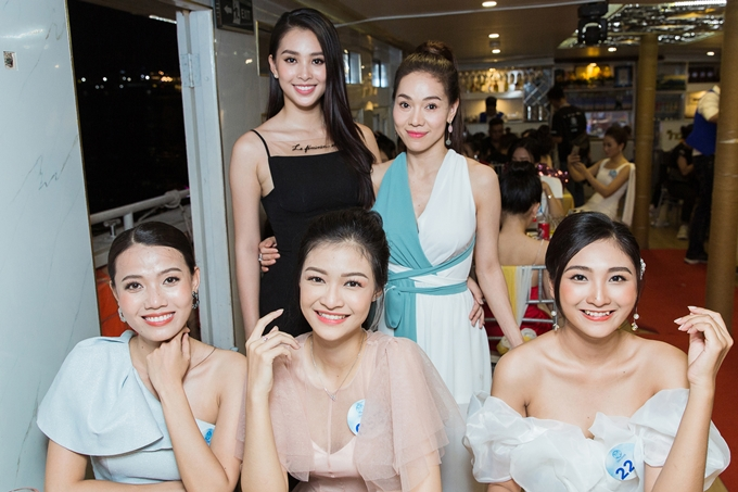 Tiểu Vy đọ sắc bên dàn thí sinh Miss World Việt Nam.