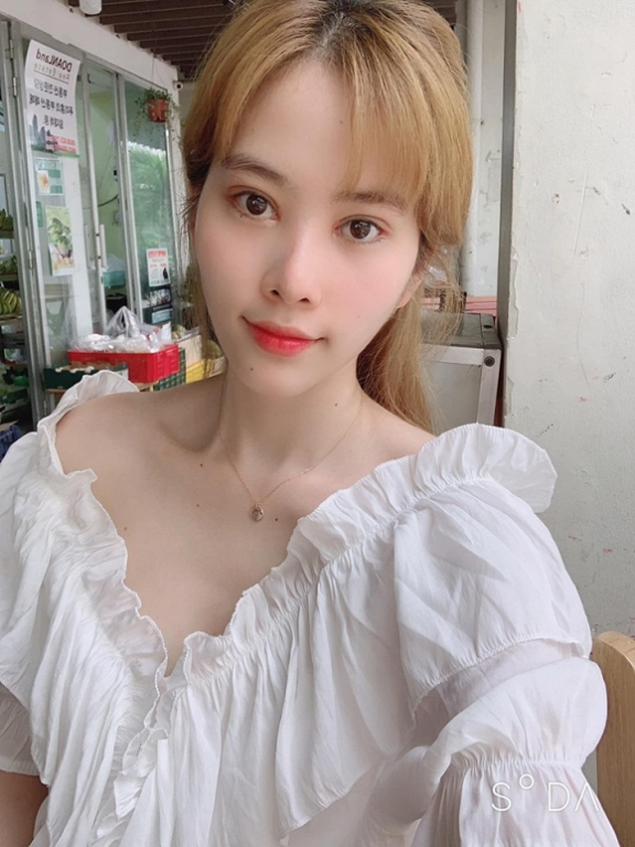 Người hâm mộ lo lắng khi thấy Nam Em xuống cân, gầy gò.