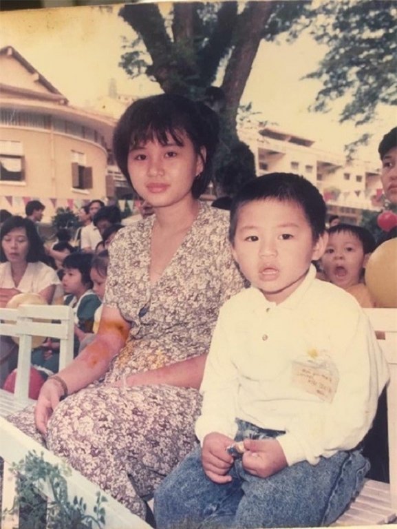 Lê Giang sinh năm 1972, xuất thân là một nghệ sĩ hát cải lương đầy tài năng ngay từ khi còn rất trẻ. Bên cạnh giọng hát cao, diễn xuất ổn, cô còn được yêu mến bởi gương mặt ưa nhìn, trong sáng.