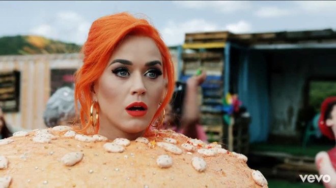 katy-perry-om-chat-taylor-swift-trong-mv-moi-sau-6-nam-bat-hoa