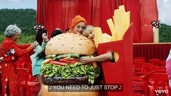 katy-perry-om-chat-taylor-swift-trong-mv-moi-sau-6-nam-bat-hoa