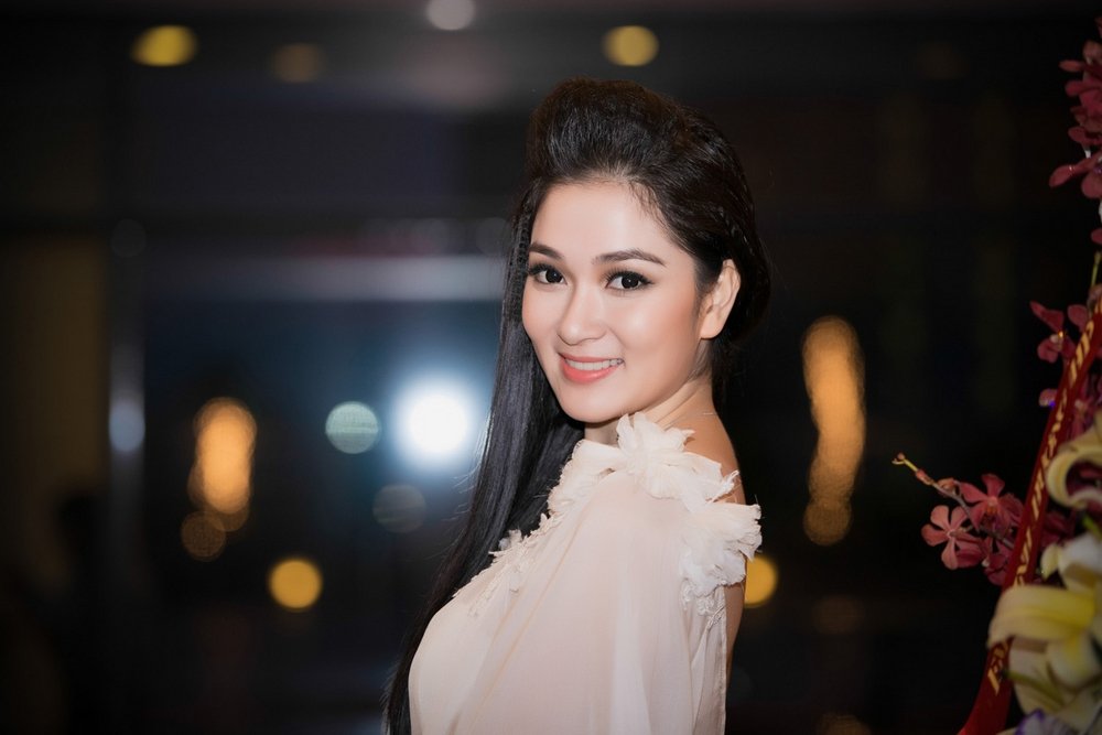 nguyen-thi-huyen-tuong-dai-nhan-sac-lon-cua-lang-hoa-hau-viet
