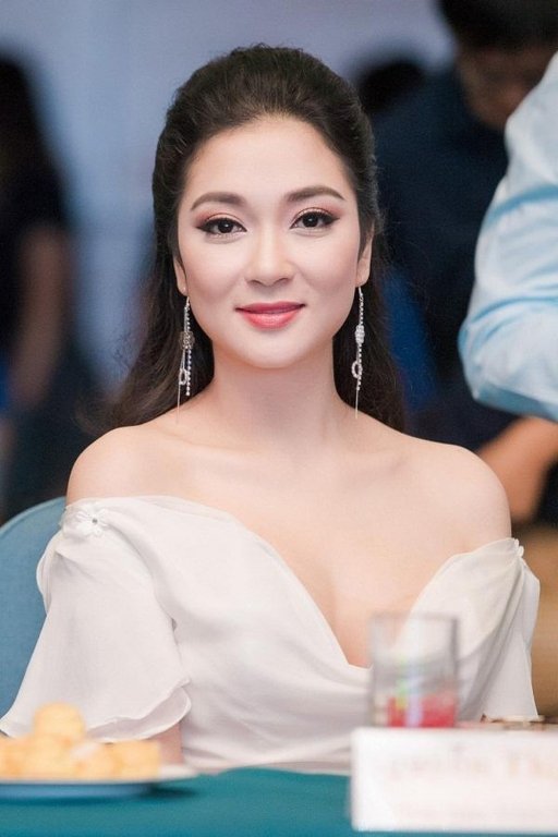 nguyen-thi-huyen-tuong-dai-nhan-sac-lon-cua-lang-hoa-hau-viet