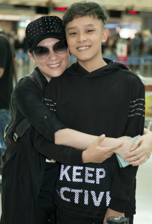 Phi Nhung đưa con trai nuôi Hồ Văn Cường đi Mỹ lưu diễn.