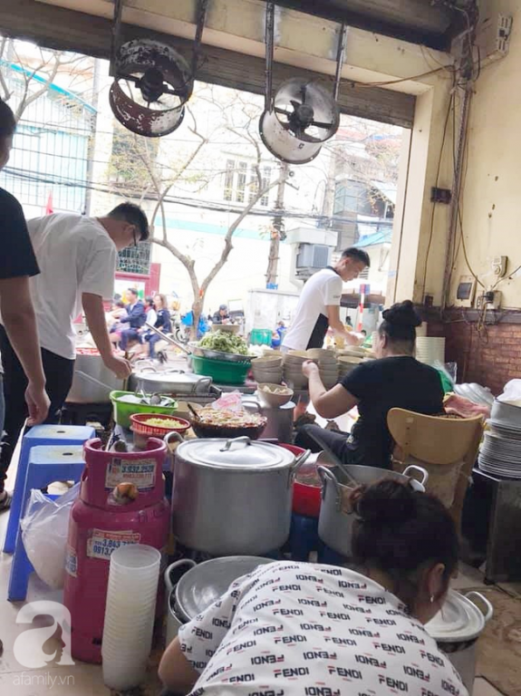 bun-chui-ngo-si-lien-lai-bi-len-thot-vi-bao-khach-ra-nha-nghi-ma-an-bun
