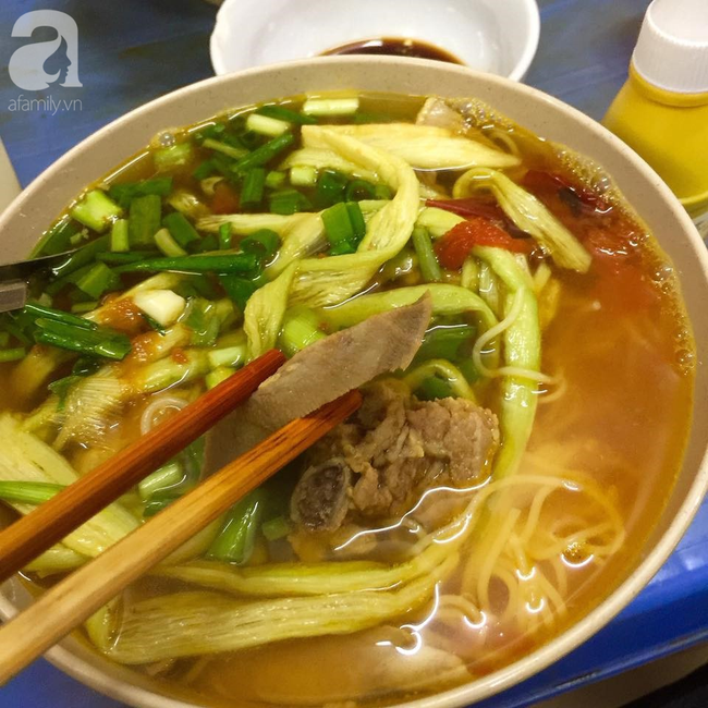 bun-chui-ngo-si-lien-lai-bi-len-thot-vi-bao-khach-ra-nha-nghi-ma-an-bun