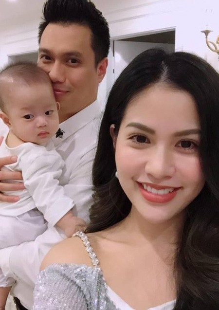 Không ít người hâm mộ bày tỏ tiếc nuối trước sự tan vỡ của Việt Anh và người vợ thứ 2. Cả hai đã đăng ký kết hôn được 4 năm nhưng chưa tổ chức đám cưới dù có chung với nhau một cậu con trai kháu khỉnh. Nói về cuộc hôn nhân này, Hương Trần cho biết Việt Anh là người chủ động ly hôn và muốn giải thoát nên đã đệ đơn lên tòa. 