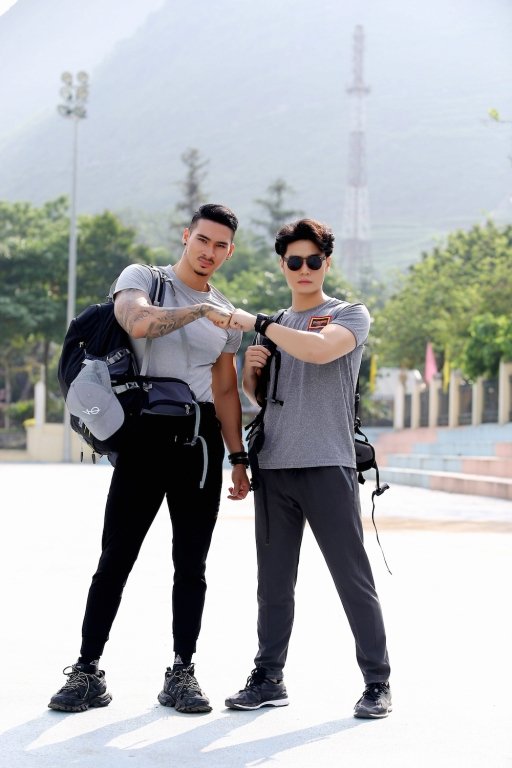 Khó khăn lớn nhất của đội Xám: Huy Trần – Trần Hoàng Phương Johnny là rào cản về ngôn ngữ.