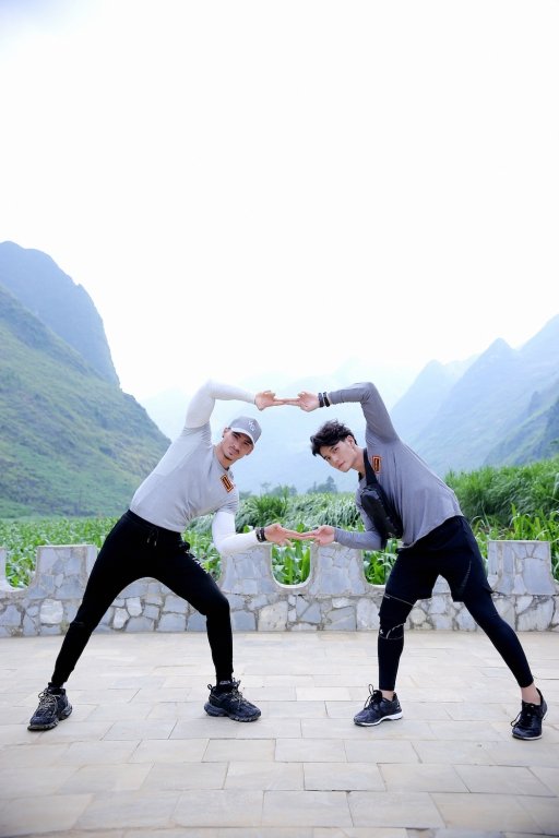 Khó khăn lớn nhất của đội Xám: Huy Trần – Trần Hoàng Phương Johnny là rào cản về ngôn ngữ.
