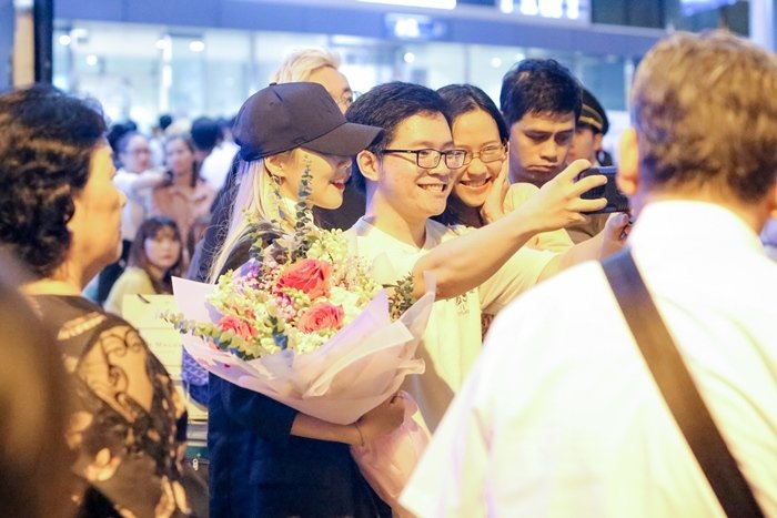 nu-ca-si-han-quoc-xuat-hien-trong-showcase-cua-thu-minh-la-ai