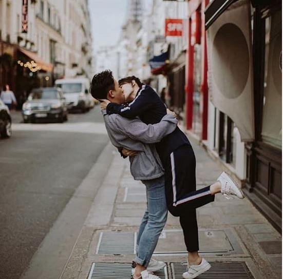 Hari Won đăng ảnh khóa môi say đắm ông xã Trấn Thành.
