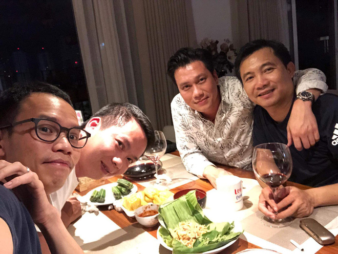 Trước tin ly hôn, Việt Anh đăng tải hình ảnh ăn uống vui vẻ bên bạn bè cùng chú thích: