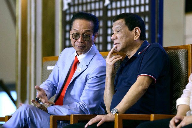Phát ngôn viên Tổng thống, ông Salvador Panelo, cho biết Tổng thống Duterte chờ sự thật rồi mới lên tiếng vụ tàu Trung Quốc đâm chìm tàu Philippines.