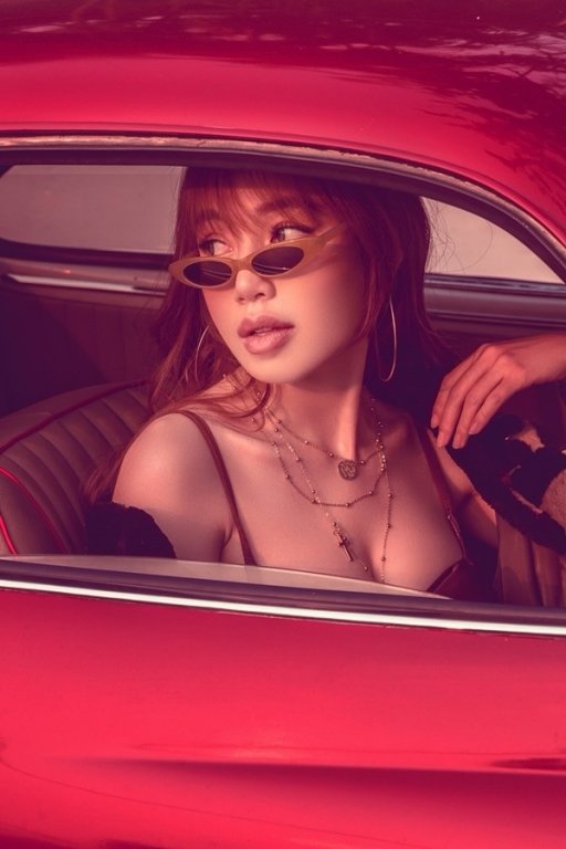 elly-tran-boc-lua-tao-dang-trong-o-to