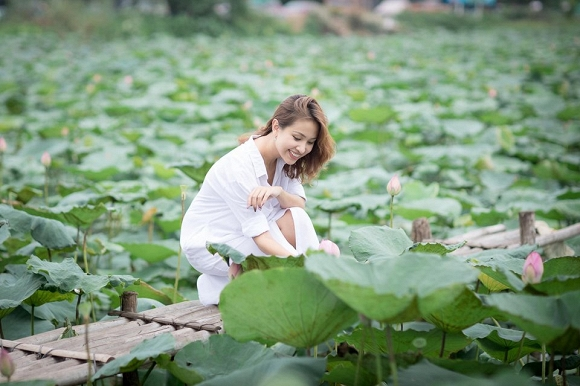 Vân Hugo đăng ảnh xinh tươi bên hoa sen kèm triết lý: 