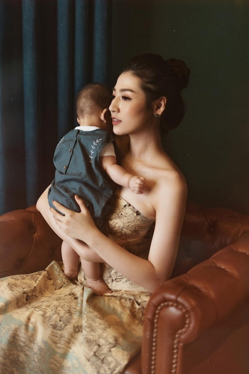Á hậu Tú Anh đăng ảnh chụp cùng con tự chúc mừng sinh nhật: 