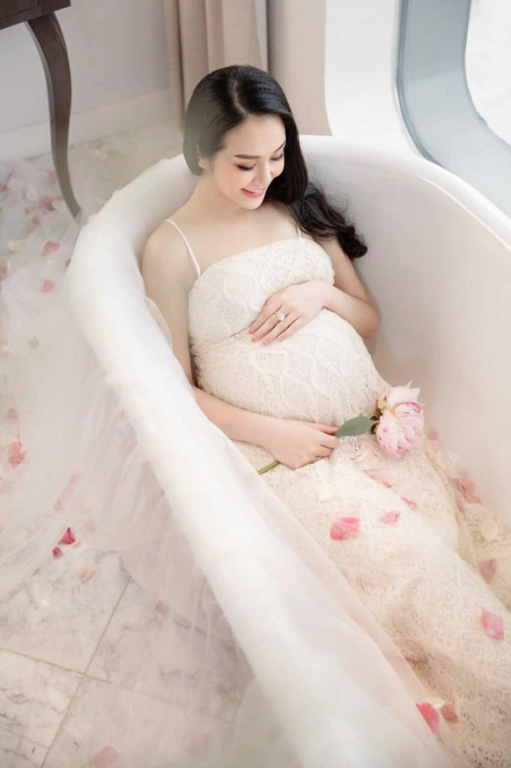 Mang bầu lần 3, bà xã Tuấn Hưng vẫn được khen xinh đẹp như thời con gái. 