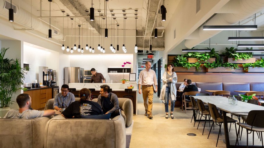 Khu vực co-working dành riêng cho cư dân tòa nhà mang lại môi trường làm việc nhiều tiện ích và thoải mái