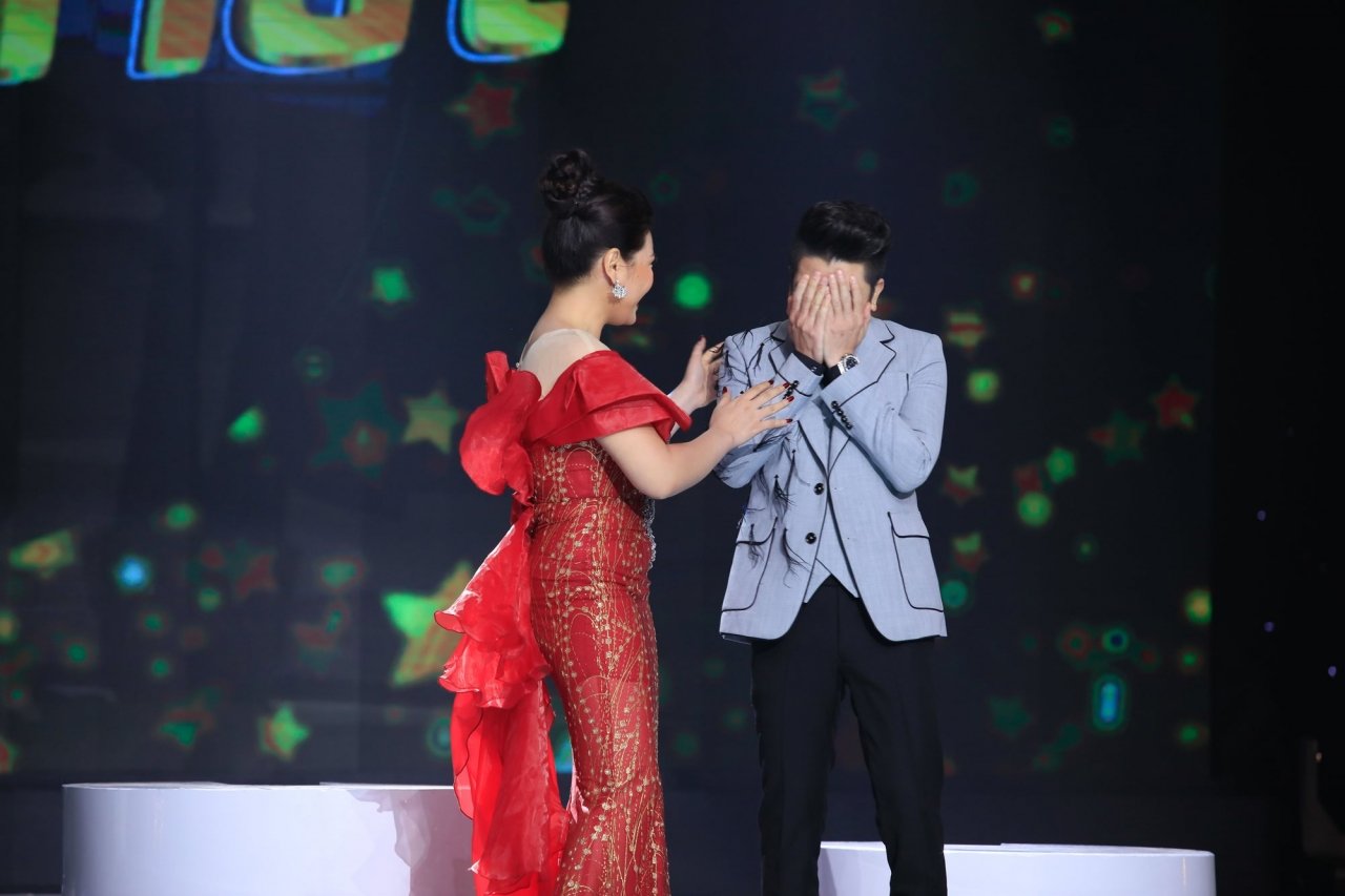 Vũ Phương ôm mặt xúc động, không tin mình đăng quang.