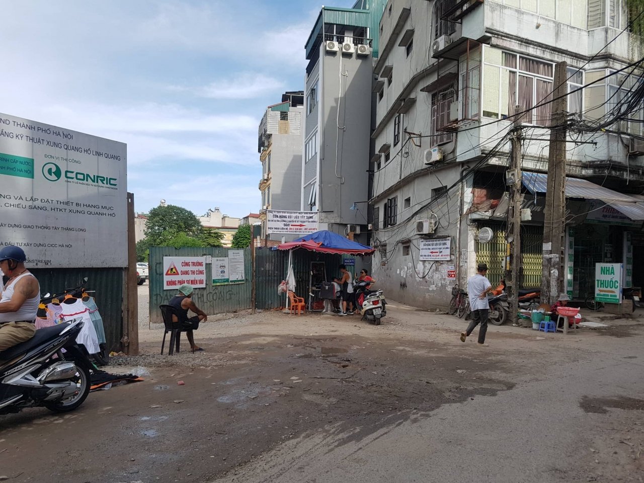 nguoi-dan-ha-noi-keu-la-vi-rac-thai-vat-lieu-xay-dung-bua-vay-giet-chet-ho-boc-mui-hoi-thoi-ngay-long-thu-do