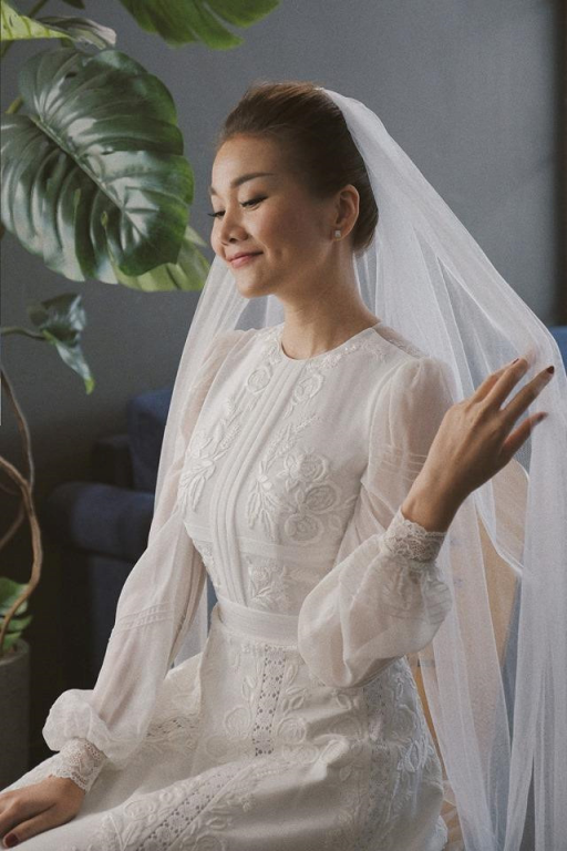 Thanh Hằng đăng ảnh mặc váy cưới khiến dân mạng xôn xao. Nhiều người bán tín bán nghi nữ người mẫu chuẩn bị lên xe hoa. Thậm chí, cư dân mạng còn đoán rằng chú rể không ai khác là Hà Anh Tuấn. 