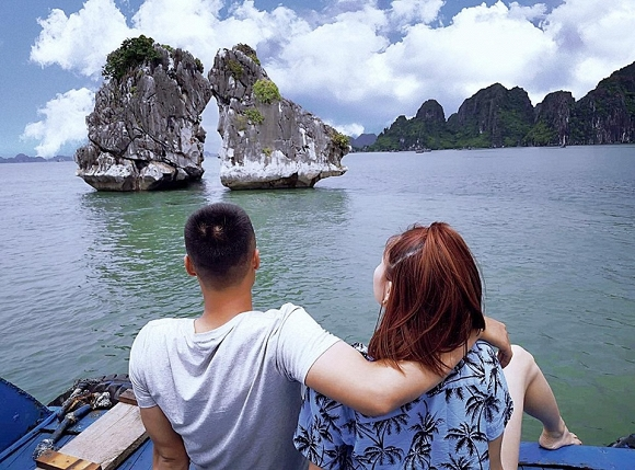 Vợ chồng Mạc Hồng Quân - Kỳ Hân du lịch Hạ Long. 