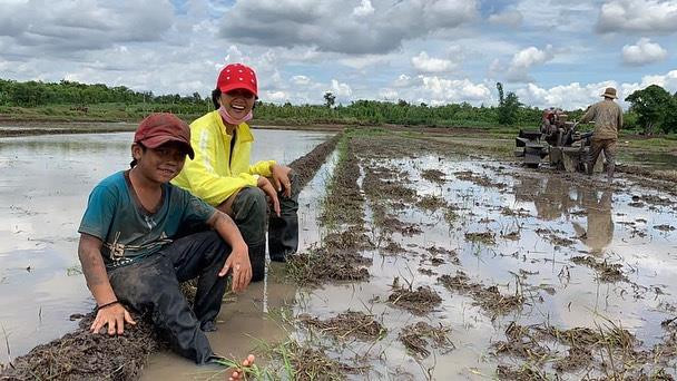 H'Hen Niê lội ruộng trong chuyến về thăm quê. Hình ảnh giản dị của Hoa hậu Hoàn vũ Việt Nam khiến người hâm mộ thích thú.