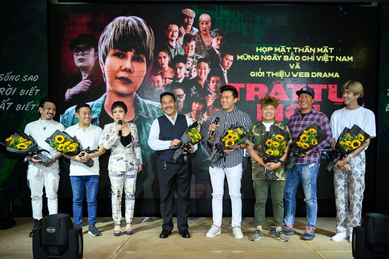 viet-huong-gia-nhap-vu-tru-giang-ho-bang-vai-dien-tomboy