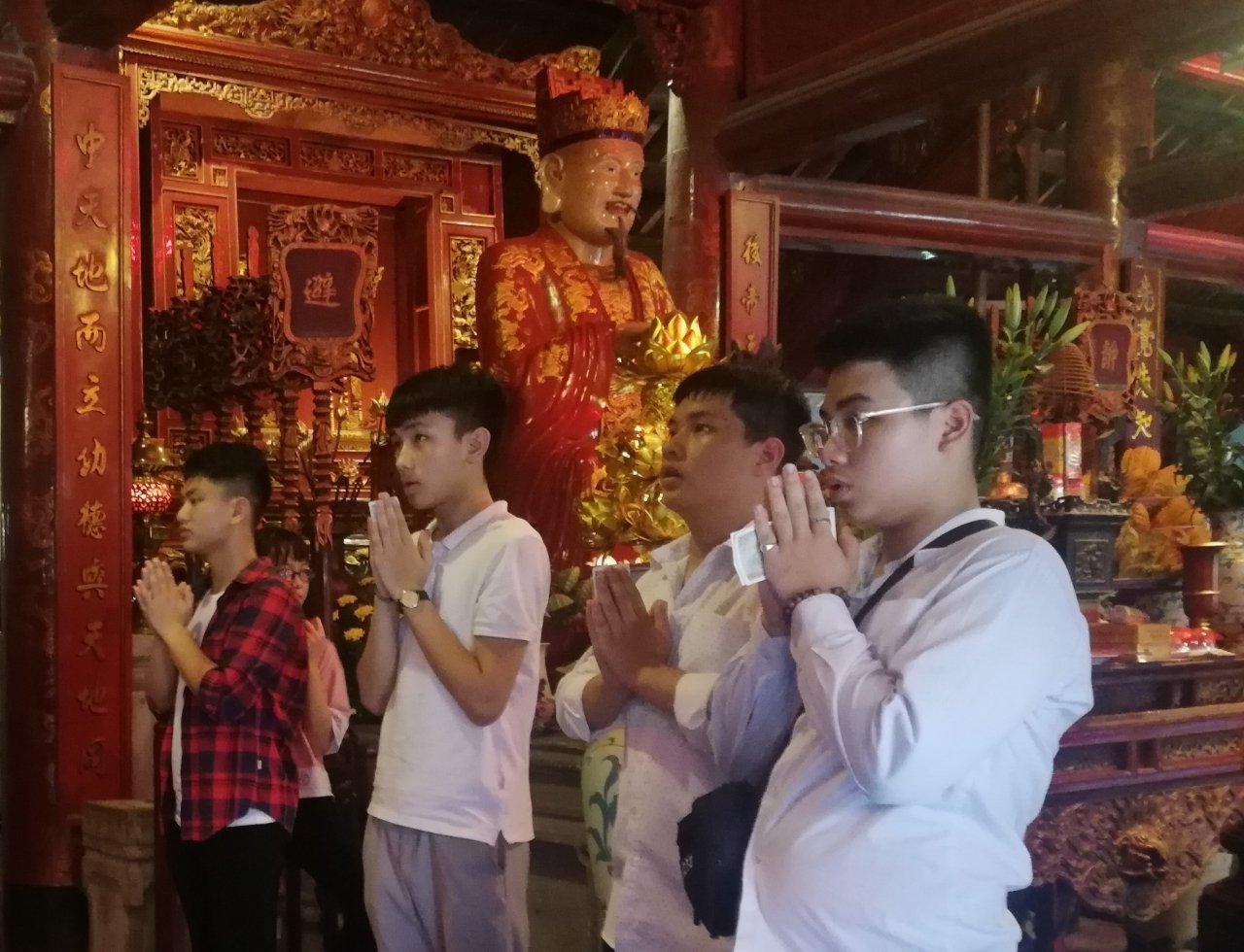 bat-chap-nang-nong-nhieu-si-tu-den-van-mieu-cau-may-truoc-ngay-thi