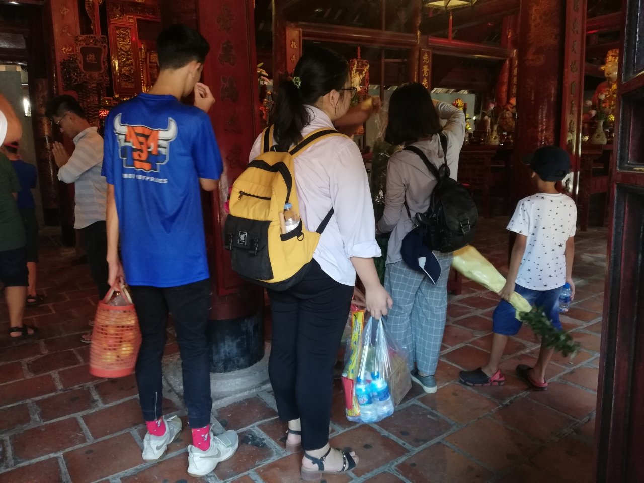 bat-chap-nang-nong-nhieu-si-tu-den-van-mieu-cau-may-truoc-ngay-thi