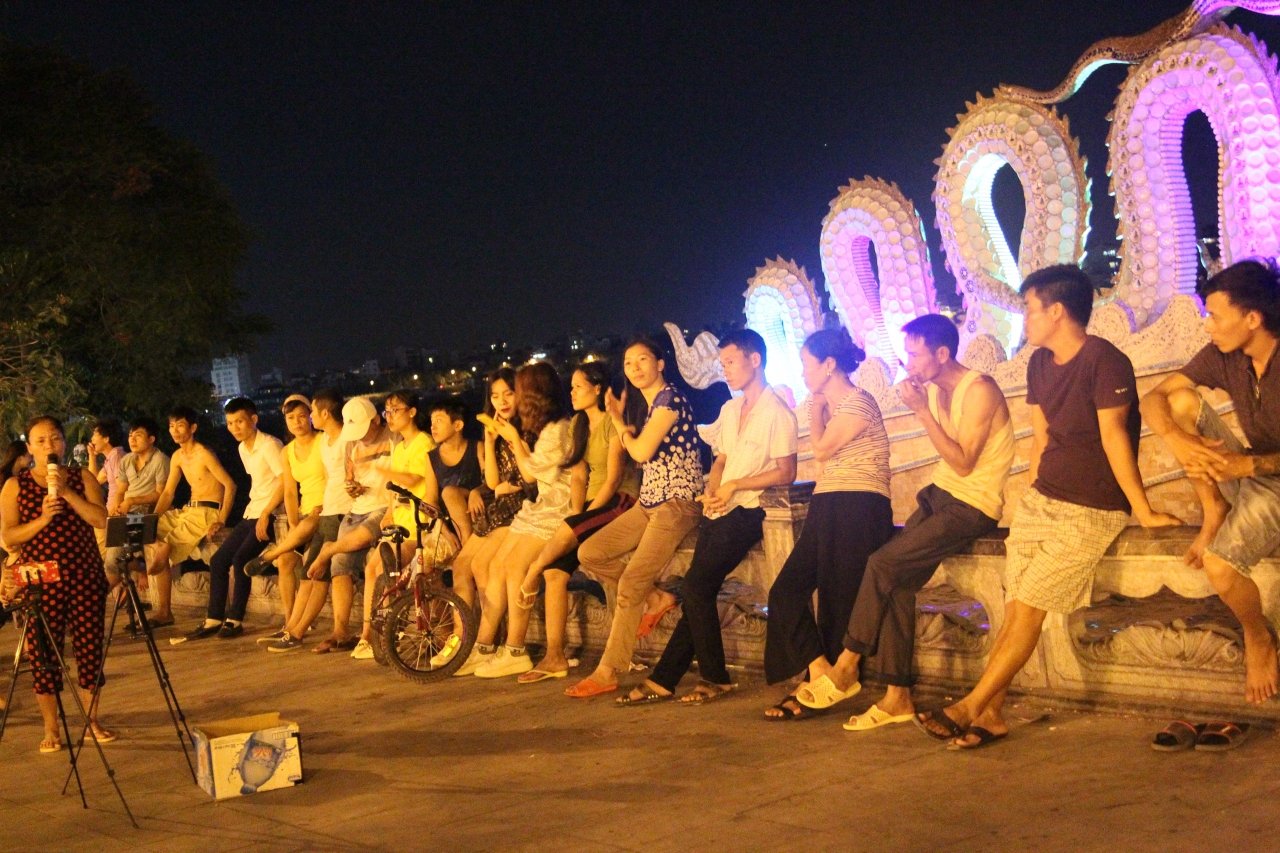 nang-nong-cuc-diem-nguoi-dan-ha-noi-do-xo-len-ho-tay-tranh-nong