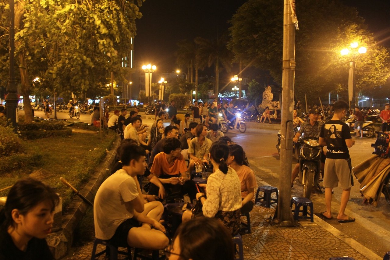 nang-nong-cuc-diem-nguoi-dan-ha-noi-do-xo-len-ho-tay-tranh-nong