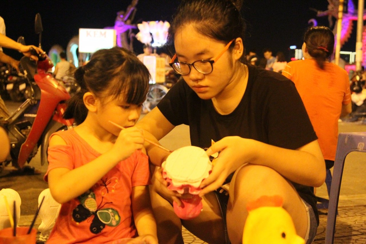 nang-nong-cuc-diem-nguoi-dan-ha-noi-do-xo-len-ho-tay-tranh-nong